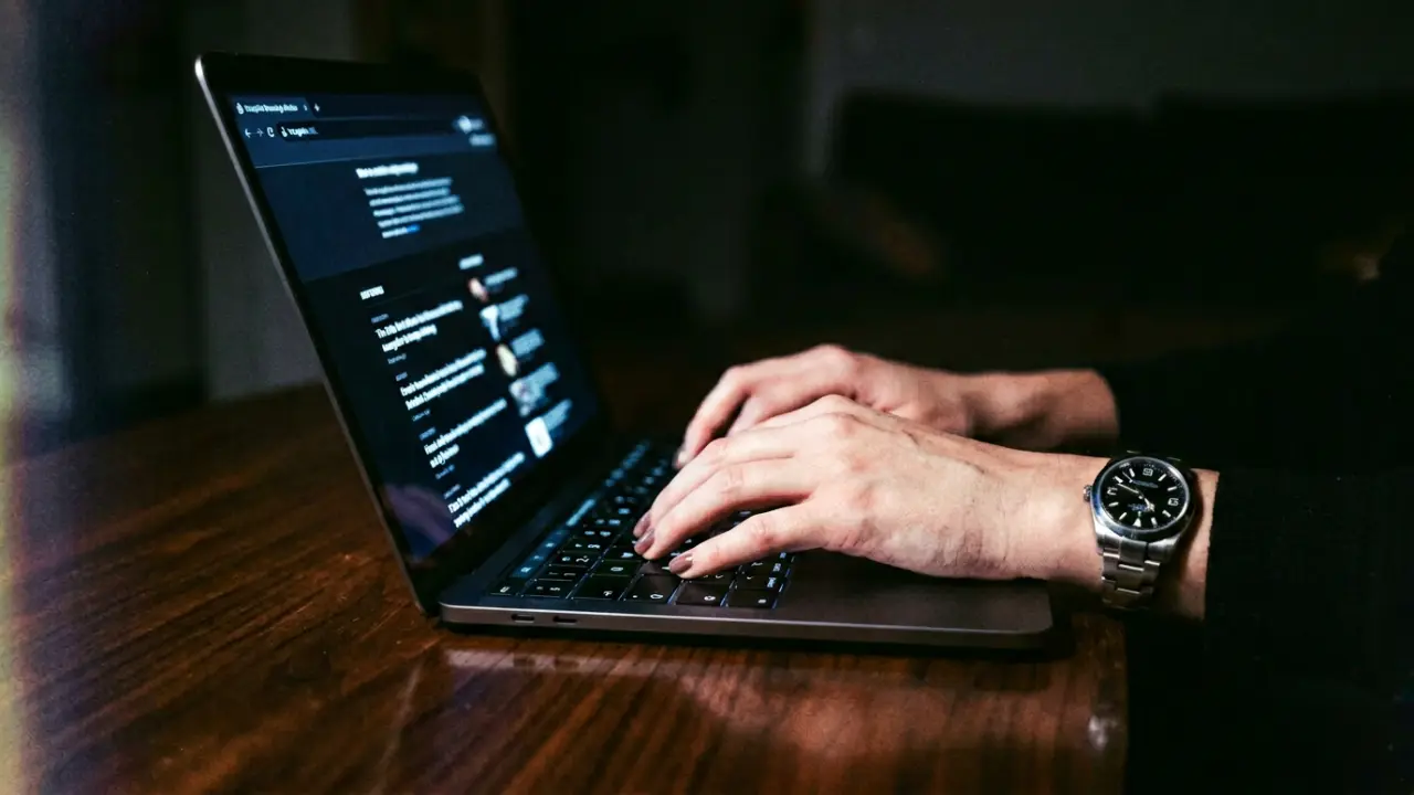 Navigation incognito sur ordinateur portable la nuit, recherches confidentielles